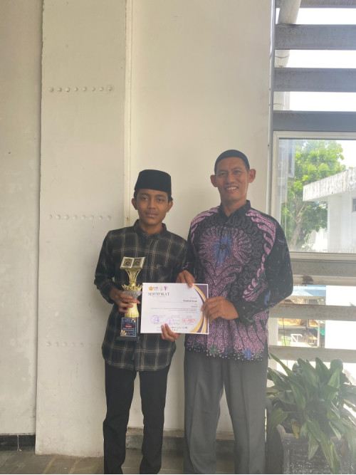 JUARA I TILAWAH QURAN DI EVENT PRESSURE HIMAFI USK